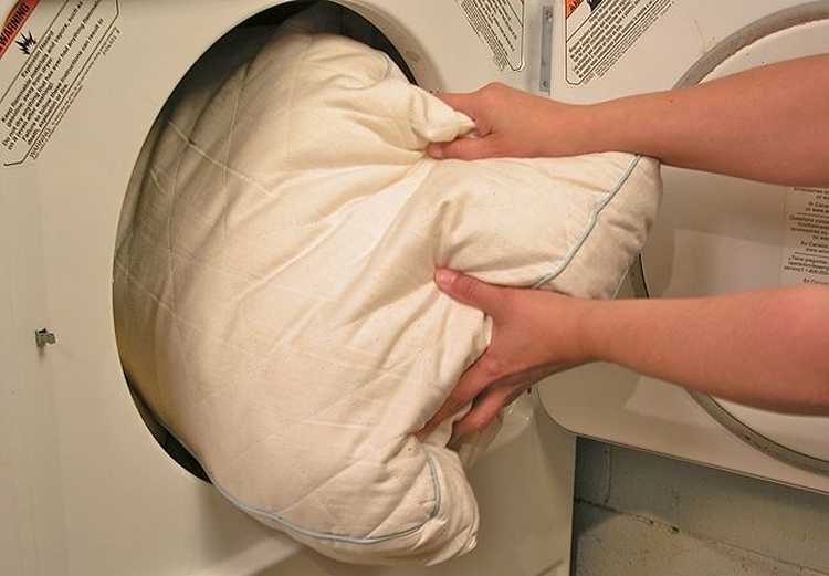 Как постирать подушку из холлофайбера в стиральной машине или руками, как высушить