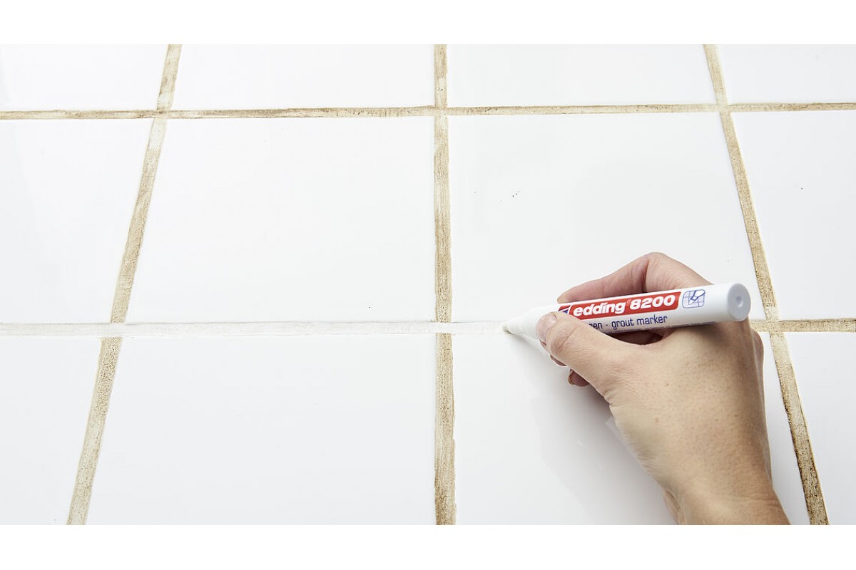 Правильная затирка швов на плитки начинается с очистки щелей Сделать это быстро поможет зубная щетка и пылесос На полу швы нужно затирать начиная с дальнего угла, на стене…