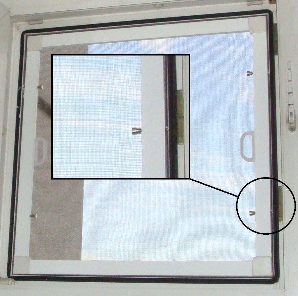 Как снять сетку с пластикового окна: когда и зачем?