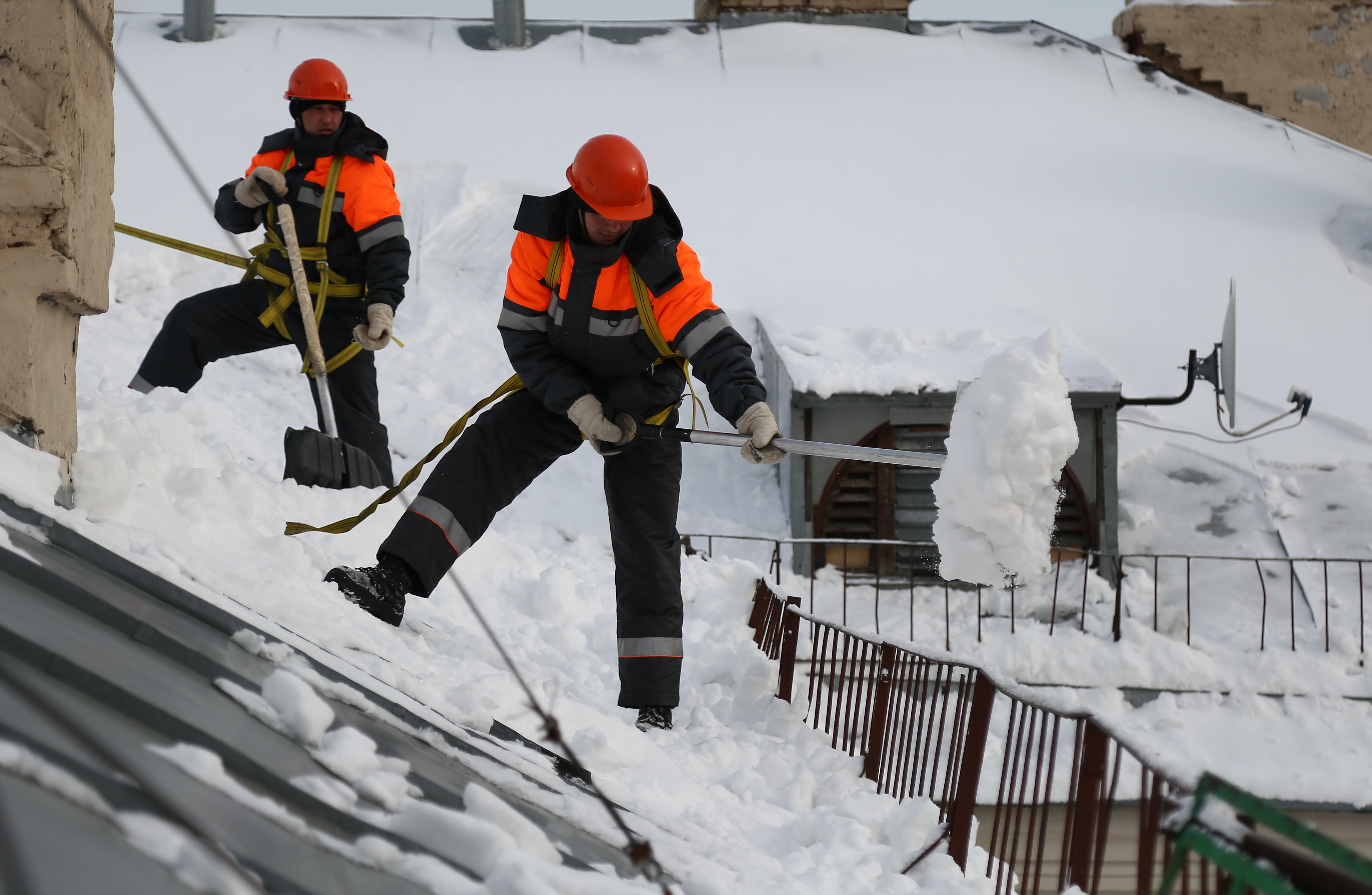 ❄ уборка снега с крыш: особенности процедуры, техника безопасности