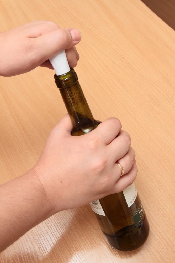 Как быстро открыть вино без штопора в домашних условиях?