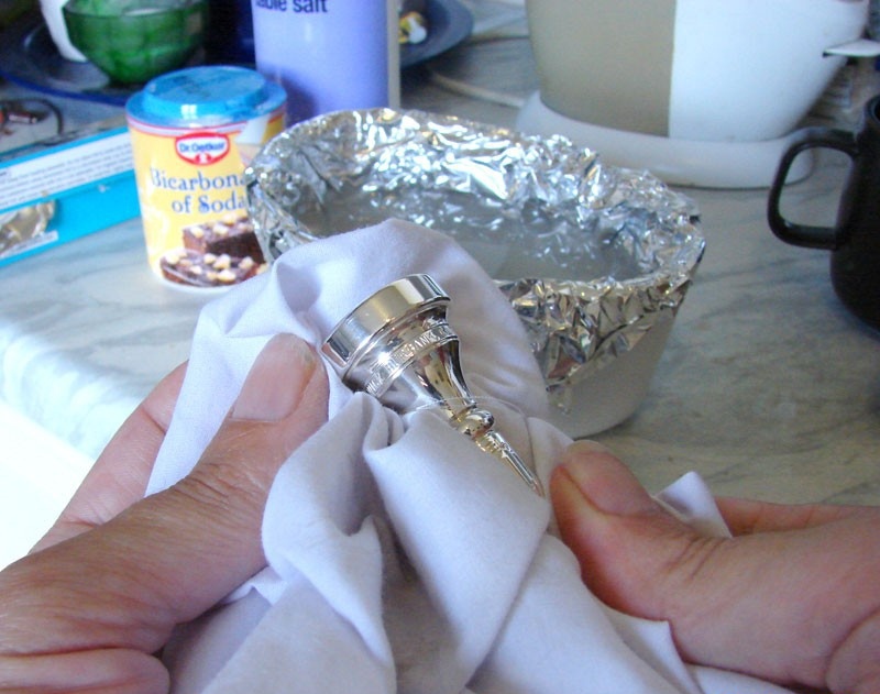 Чистка серебра в домашних условиях с помощью народных рецептов и химических составов