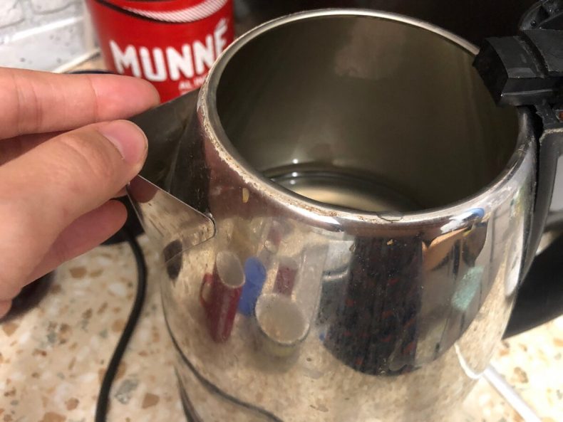 Как очистить эмалированный чайник от сильной накипи - средства и способы