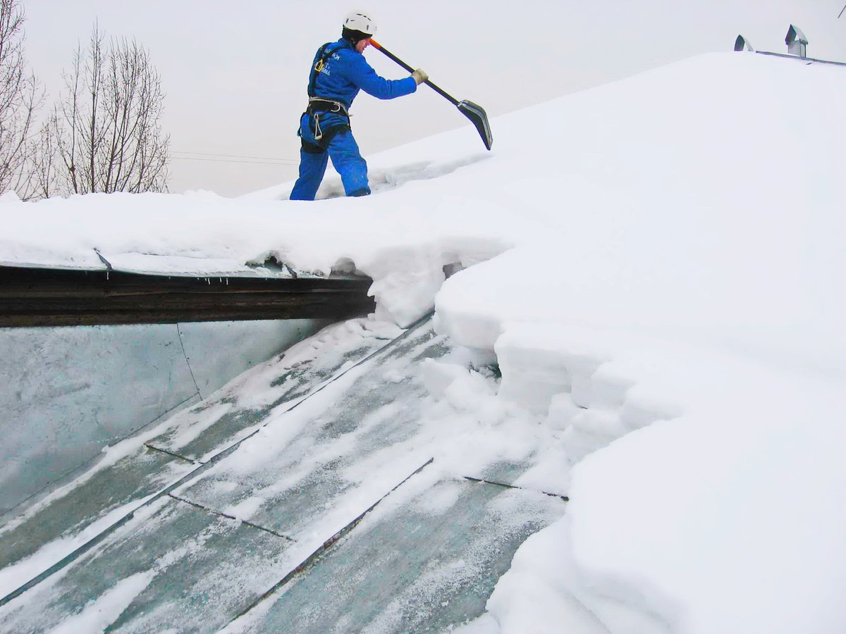 Чистка крыш от снега: правила уборки кровли от снега и наледи
