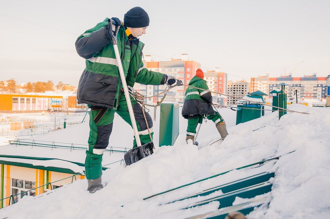 Нормы, требования и ответственность по очистки крыши от снега