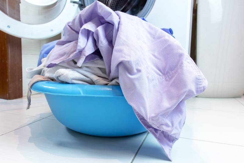Уход за шторкой в ванной комнате – эффективные способы чистки изделий из клеенки и полиэстера Народные рецепты и химические средства от плесени, желтизны, известкового налета