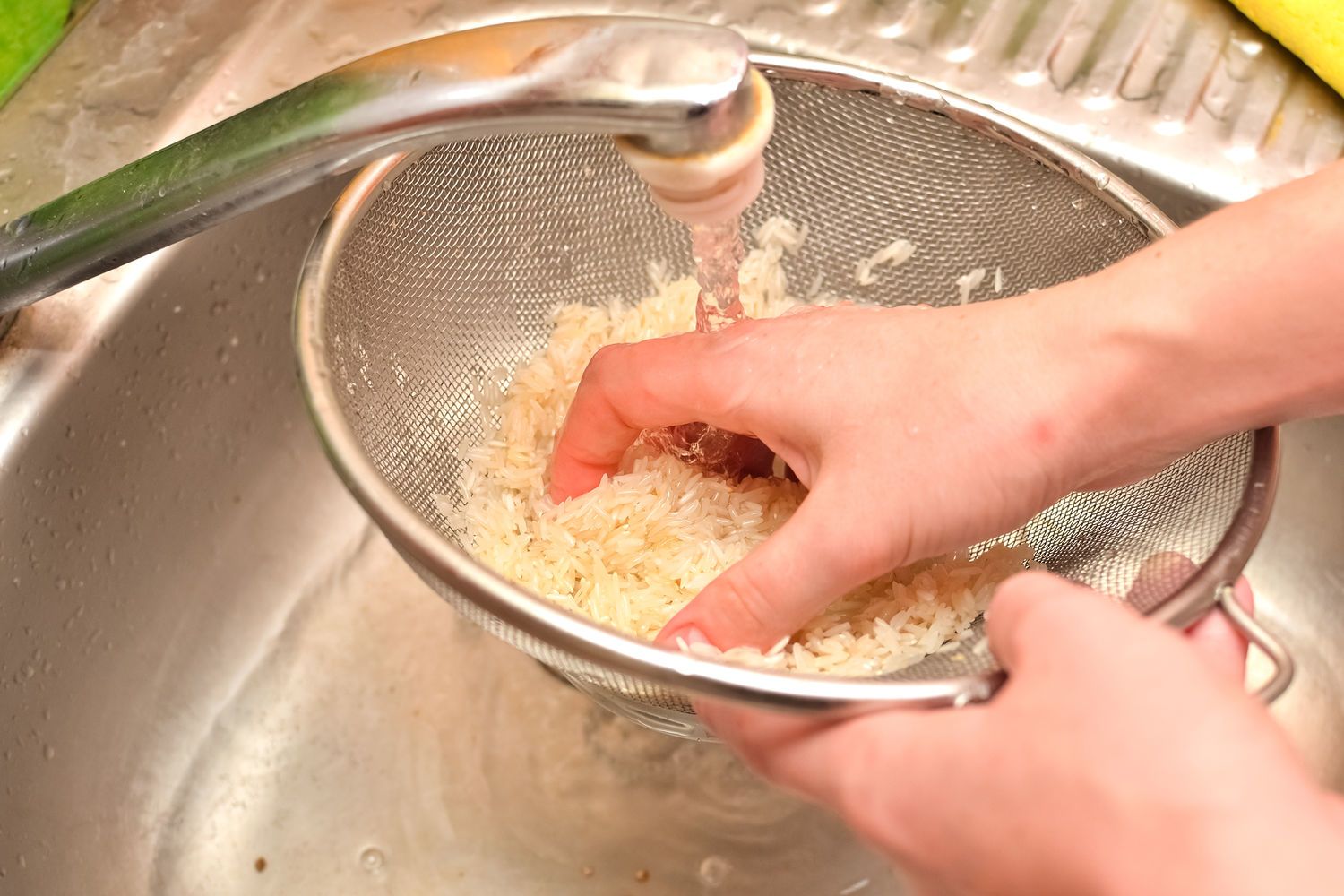 Промывание риса до и после варки: нужно ли это делать?