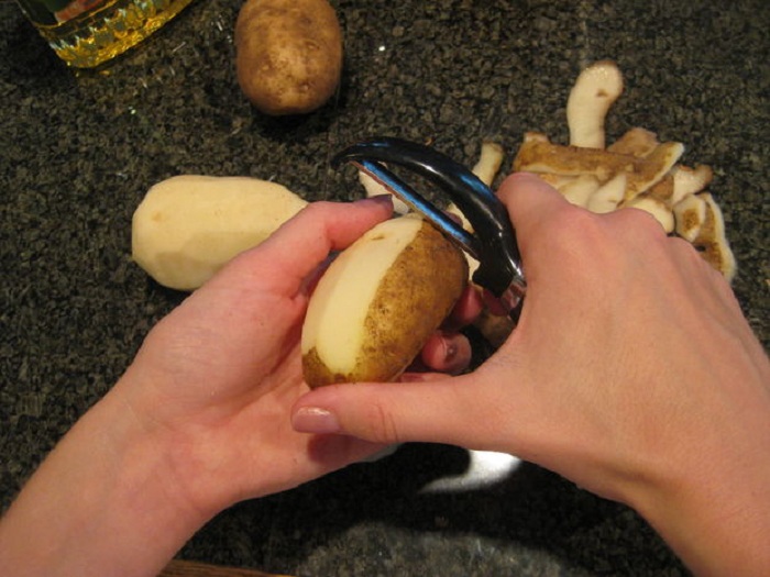 Как чистить картошку?