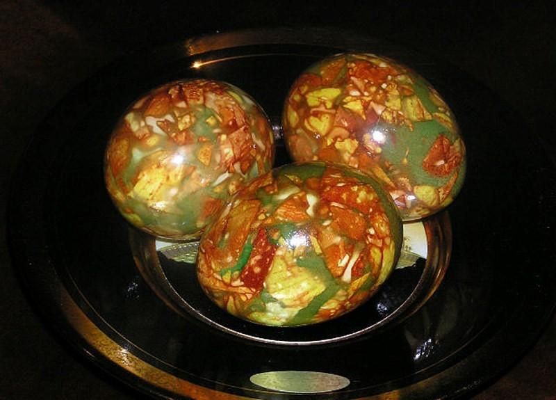 "мраморные" яйца на пасху, или как покрасить яйца с зеленкой и луковой шелухой - wowcook.net