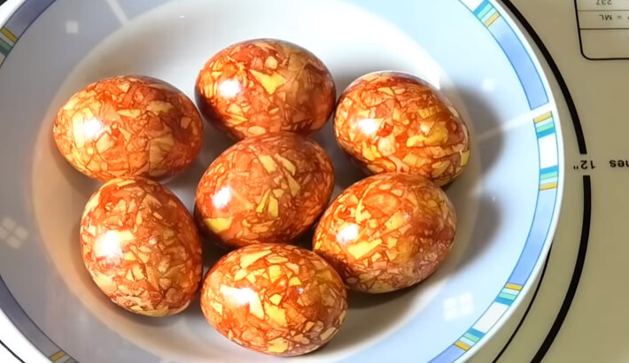 Как покрасить яйца в луковой шелухе: красивые способы окрашивания яиц луковой шелухой