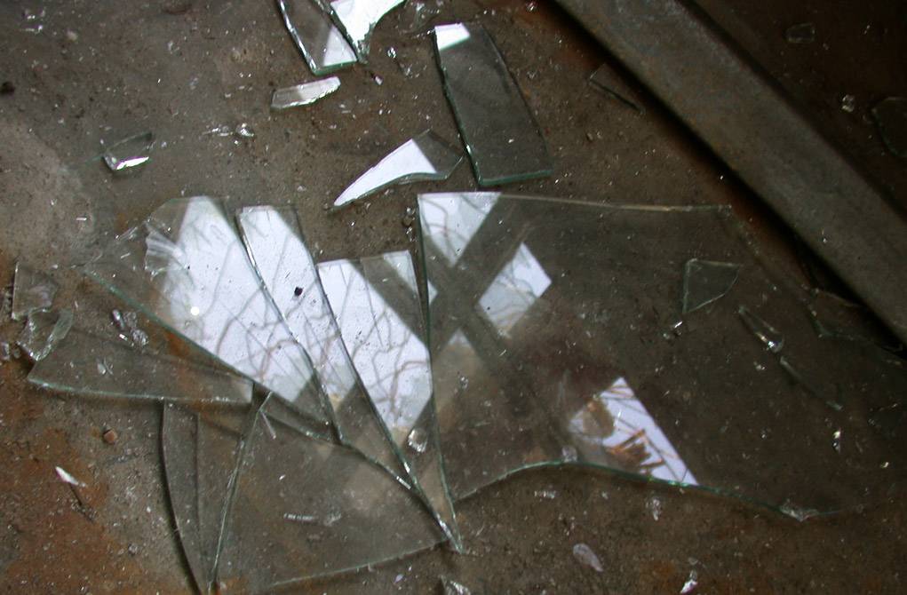 5 безопасных способов собрать разбитое стекло — домашние советы