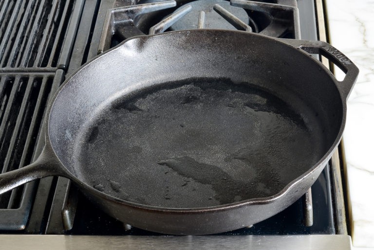 Как прокалить чугунную сковороду и казан (в том числе перед первым применением), видео