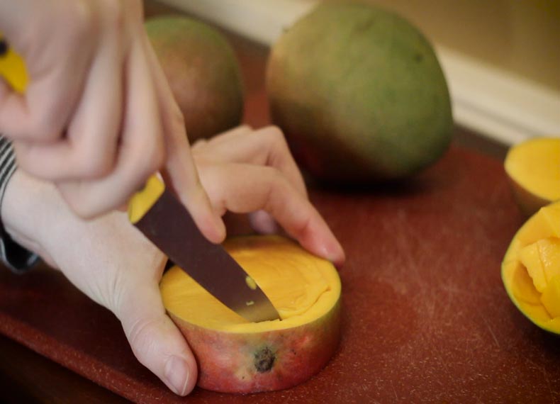 Как правильно резать и чистить манго с косточкой: 5 простых способов, а также секреты очистки в домашних условиях