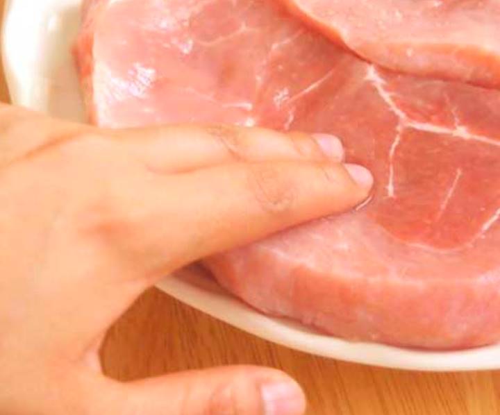 Как избавить свиное мясо от неприятного аромата и спасти продукт