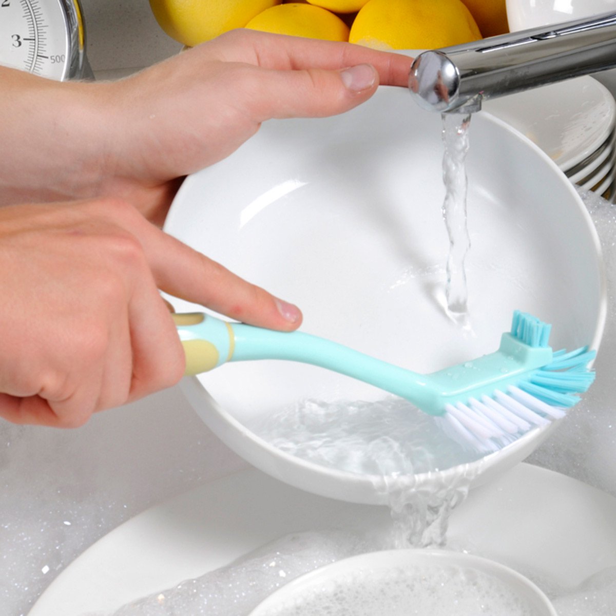 Для очистки и дезинфекции туалетного ершика используют бытовую химию и народные средства: уксус, соду, соль, лимонную кислоту