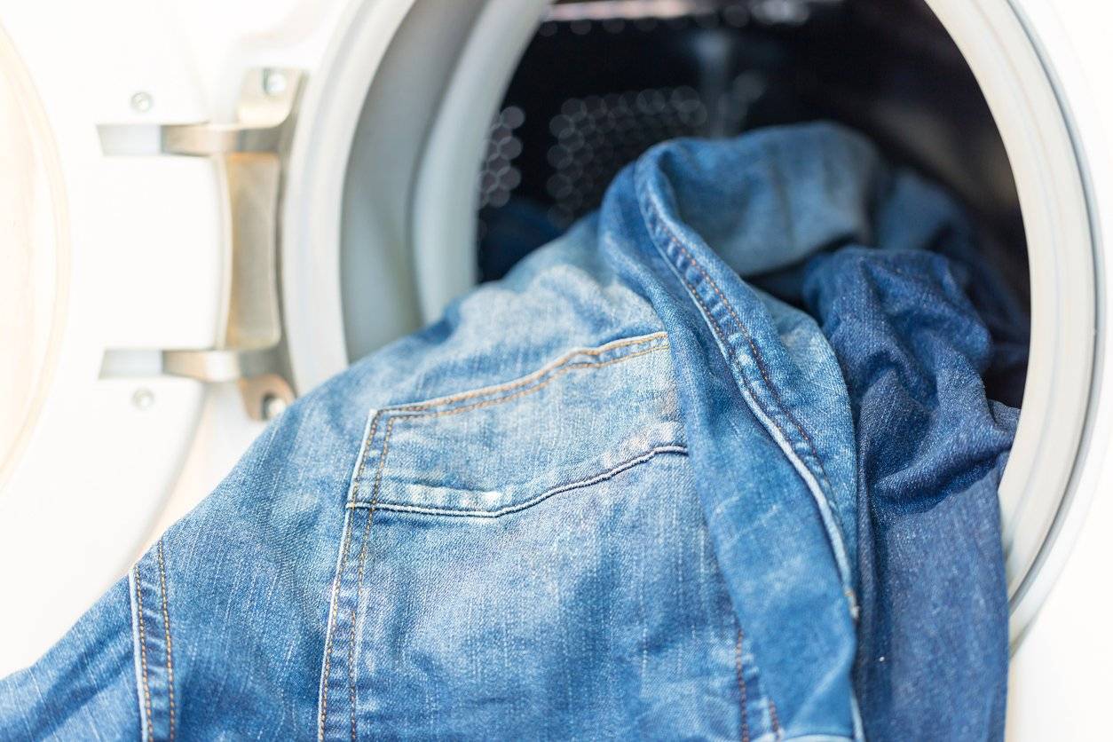 Как стирать джинсы: эффективные средства и способы стирки