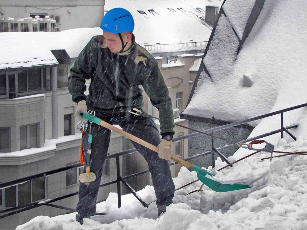 Очистка крыши от снега: правила уборки кровли в зимний период
