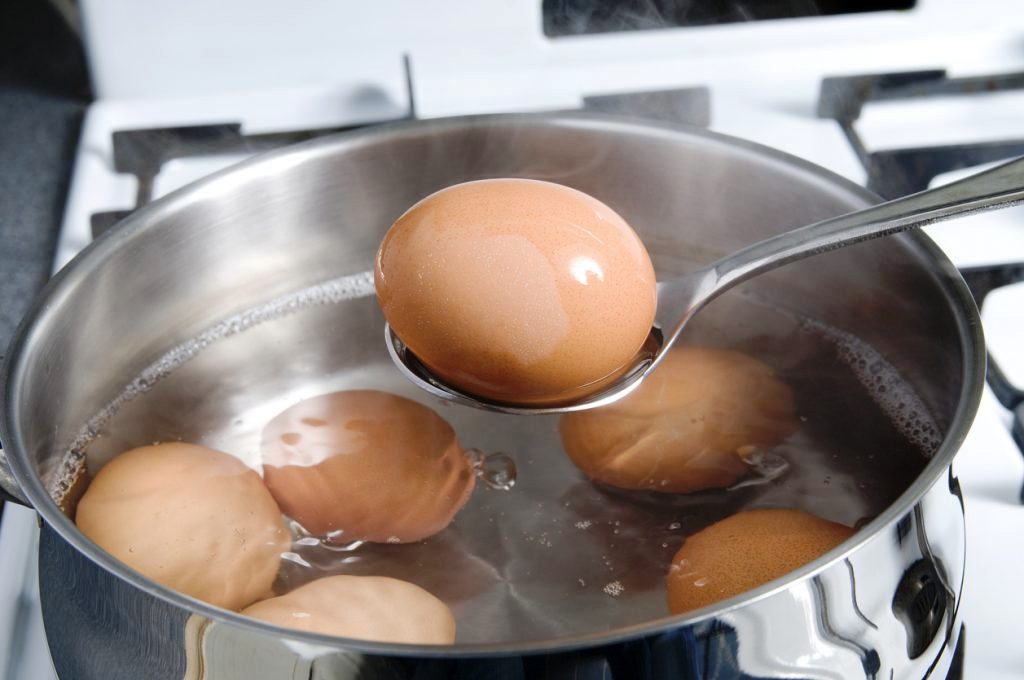 Как сварить треснувшие яйца без лишней мороки: 3 проверенных способа