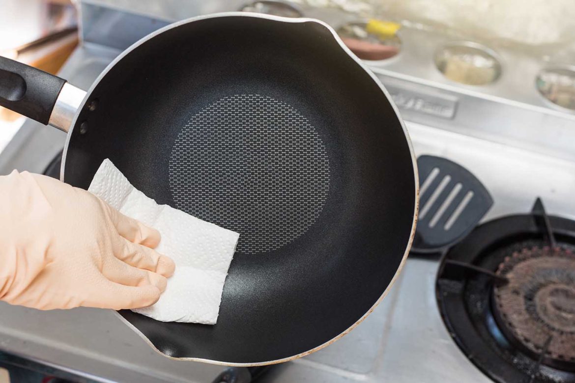 Многие хозяйки интересуются, как почистить сковородку с антипригарным покрытием в домашних условиях Оказывается, существуют довольно-таки простые методы, решающие эту проблему