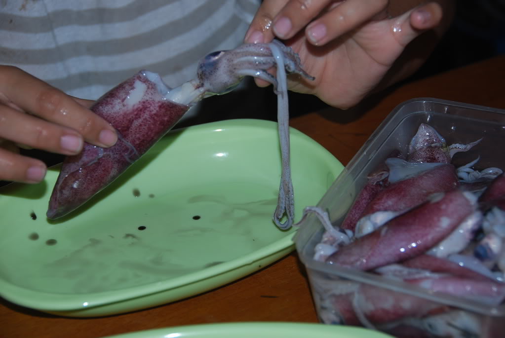 Кальмары как чистить и варить, быстро, пошагово. пошаговый рецепт самый вкусный салат с кальмарами. в статье рассказано о способах приготовления кальмаров в отварном виде и в салатах. как готовить кальмары для салатов