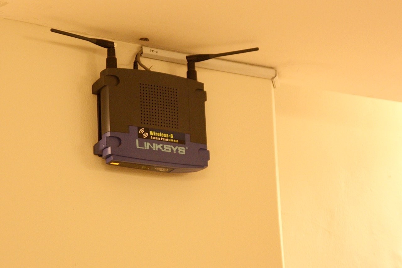 Самые подходящие места для роутера в квартире Где его можно разместить, чтобы сигнал Wi-Fi был стабильным, а прибор органично вписался в интерьер