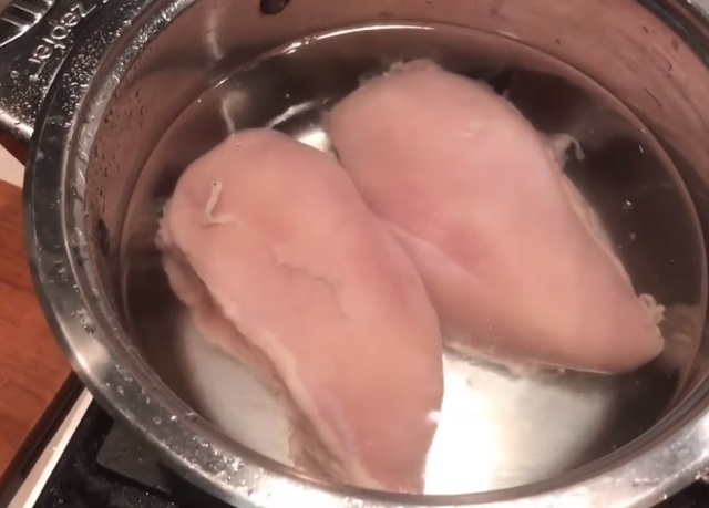 Можно ли жарить замороженную курицу — сколько хранится, что делать, чем опасно