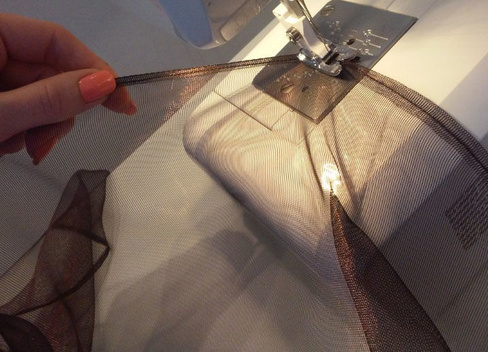 Подшить шторы в домашних условиях можно вручную и на швейной машинке, а также с помощью клейкой ленты, косой беки, окантовочного материала и другими способами