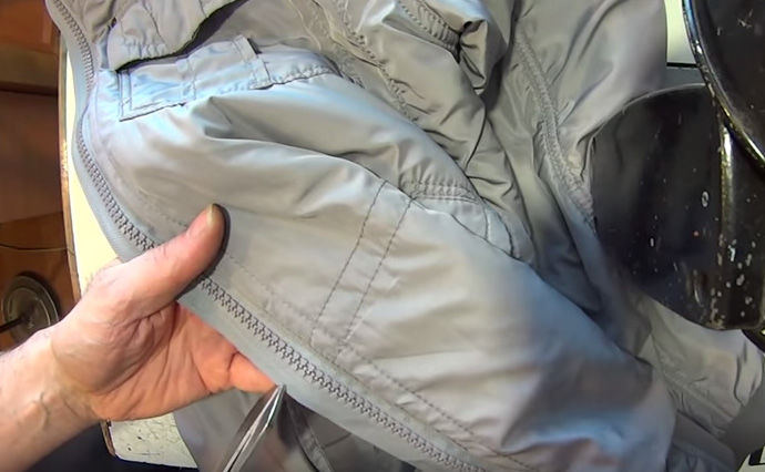 Как незаметно зашить дырку на куртке, чтобы не было видно