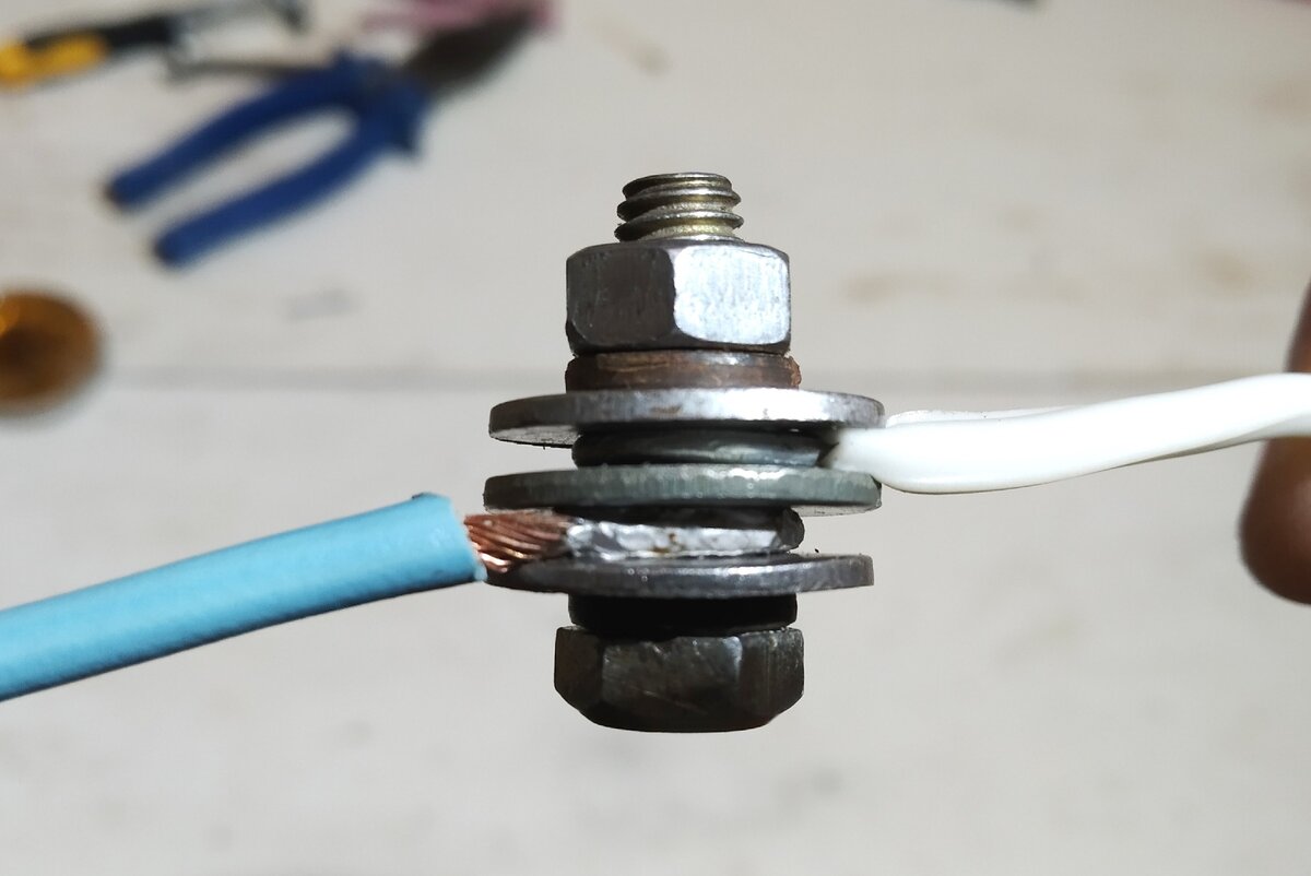 В старых домах часто нужно соединить медный провод с алюминиевым, но электрики это запрещают Разбираемся, почему так и как правильно выполнить соединение