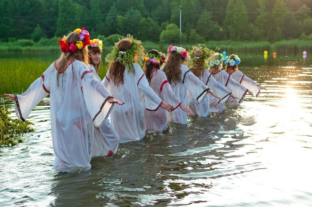 Традиции праздника ивана купалы. старый исконный летний праздник славян.
когда и какого числа отмечают день ивана купалы? обряды с водой и огнем, поиски папоротника.