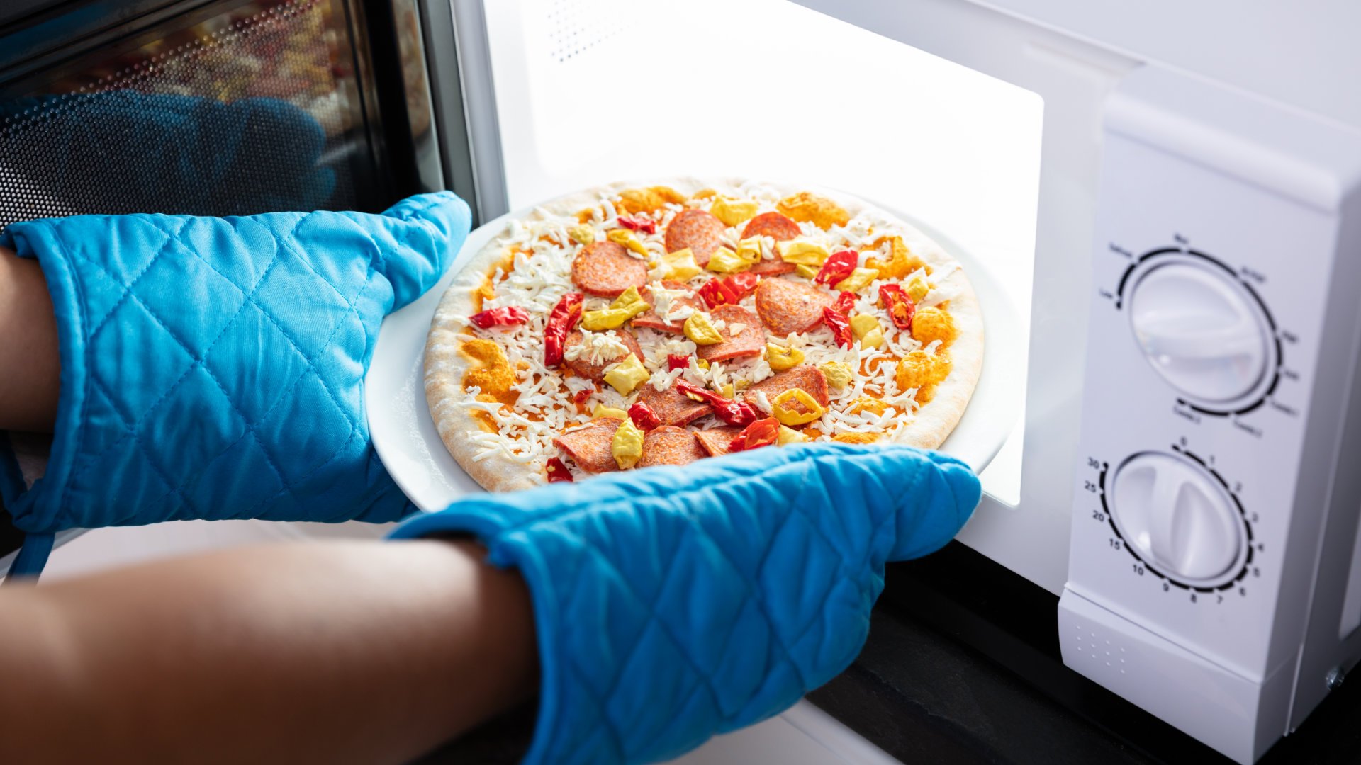 Как разогревать еду в микроволновке правильно (пицца, каша, курица, детское питание)?