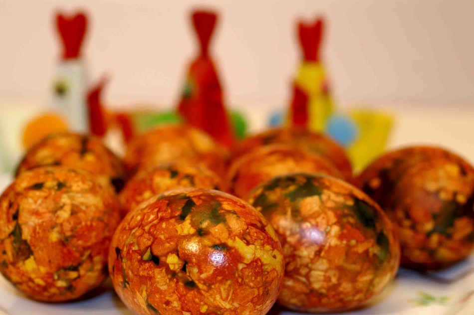 Как покрасить яйца в луковой шелухе: 4 способа с фото