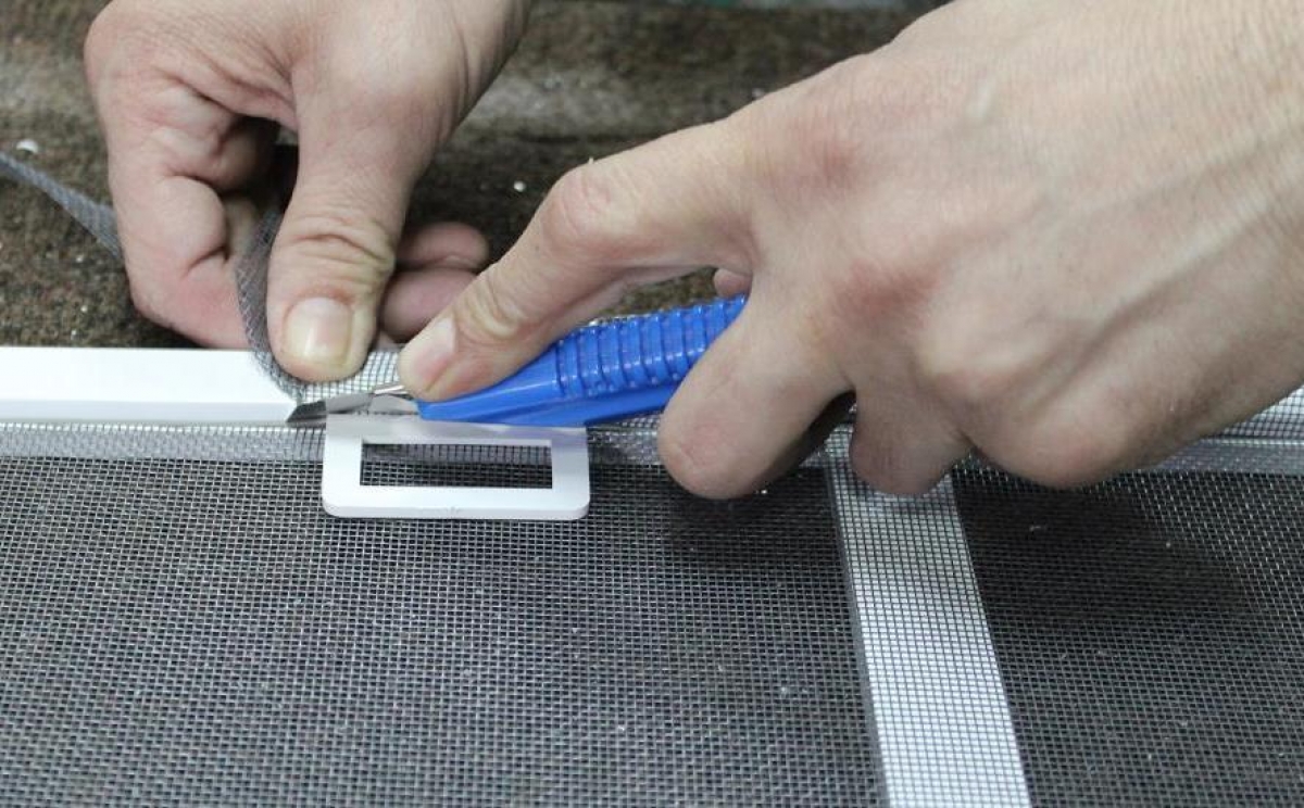 Как отремонтировать ручки 👨 на москитной сетке пластиковых окон своими руками если они сломались