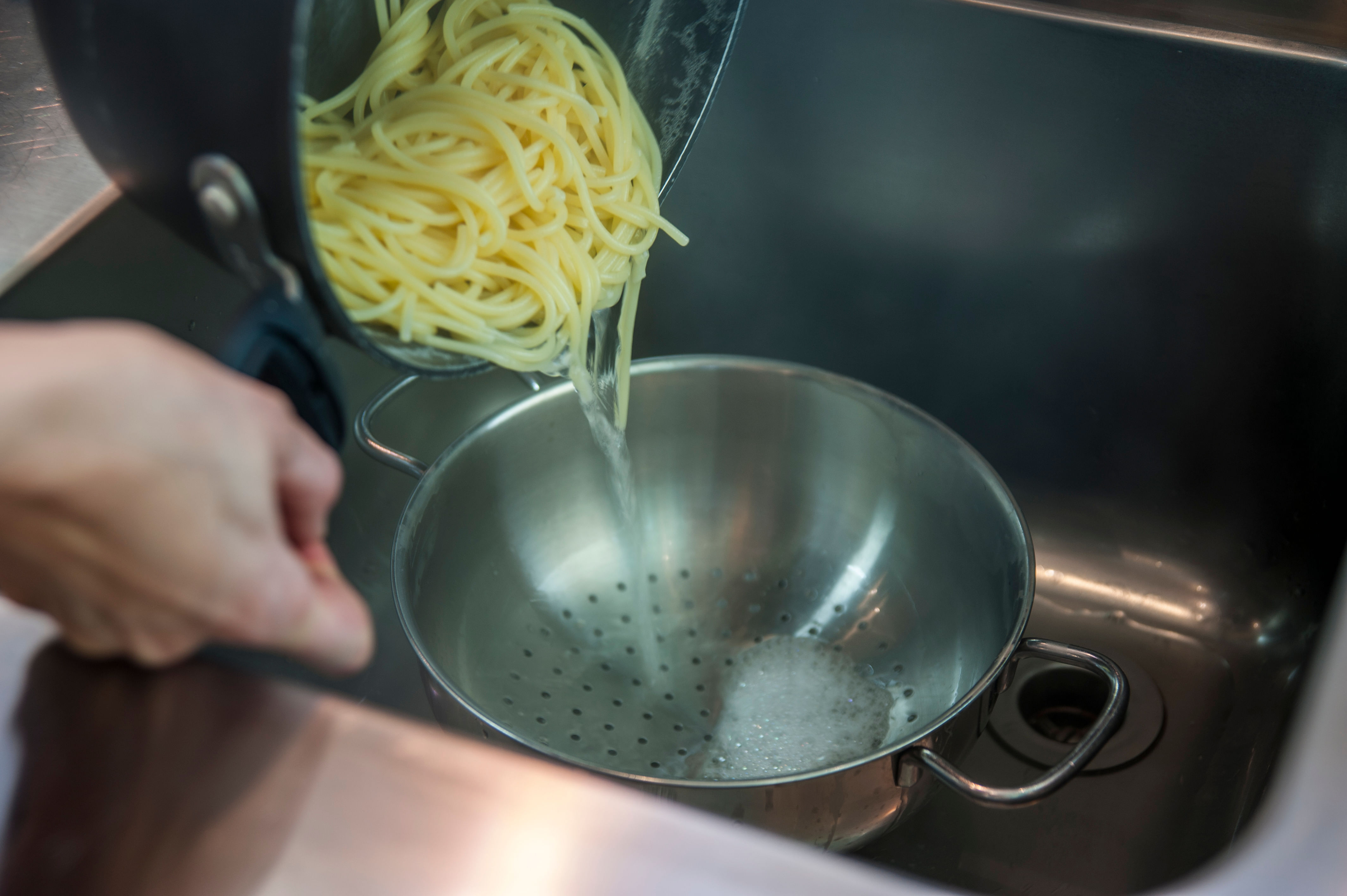 Нужно ли промывать макароны после варки: советы по приготовлению — рецепты, ингредиенты, приготовление, фото, видео