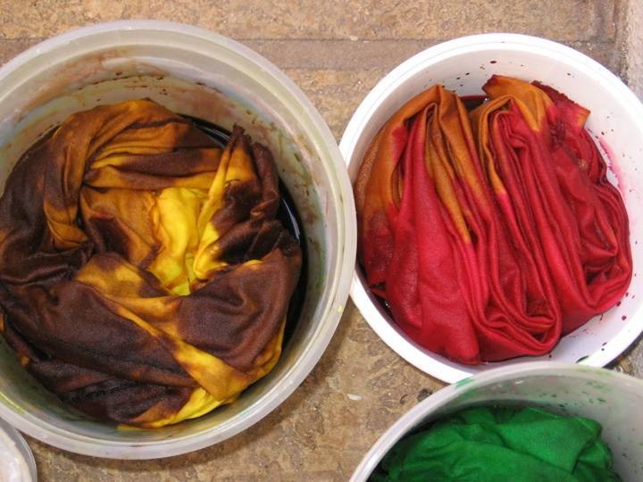 Краска для ткани: акриловые несмываемые красители для росписи, как нанести, как при окраске сохранить рисунок