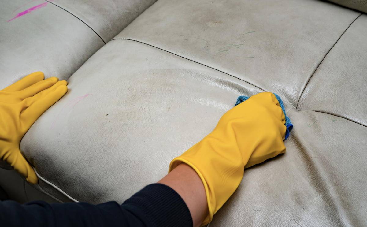 Чем отмыть кровь с дивана: выведение старых пятен с ткани в домашних условиях