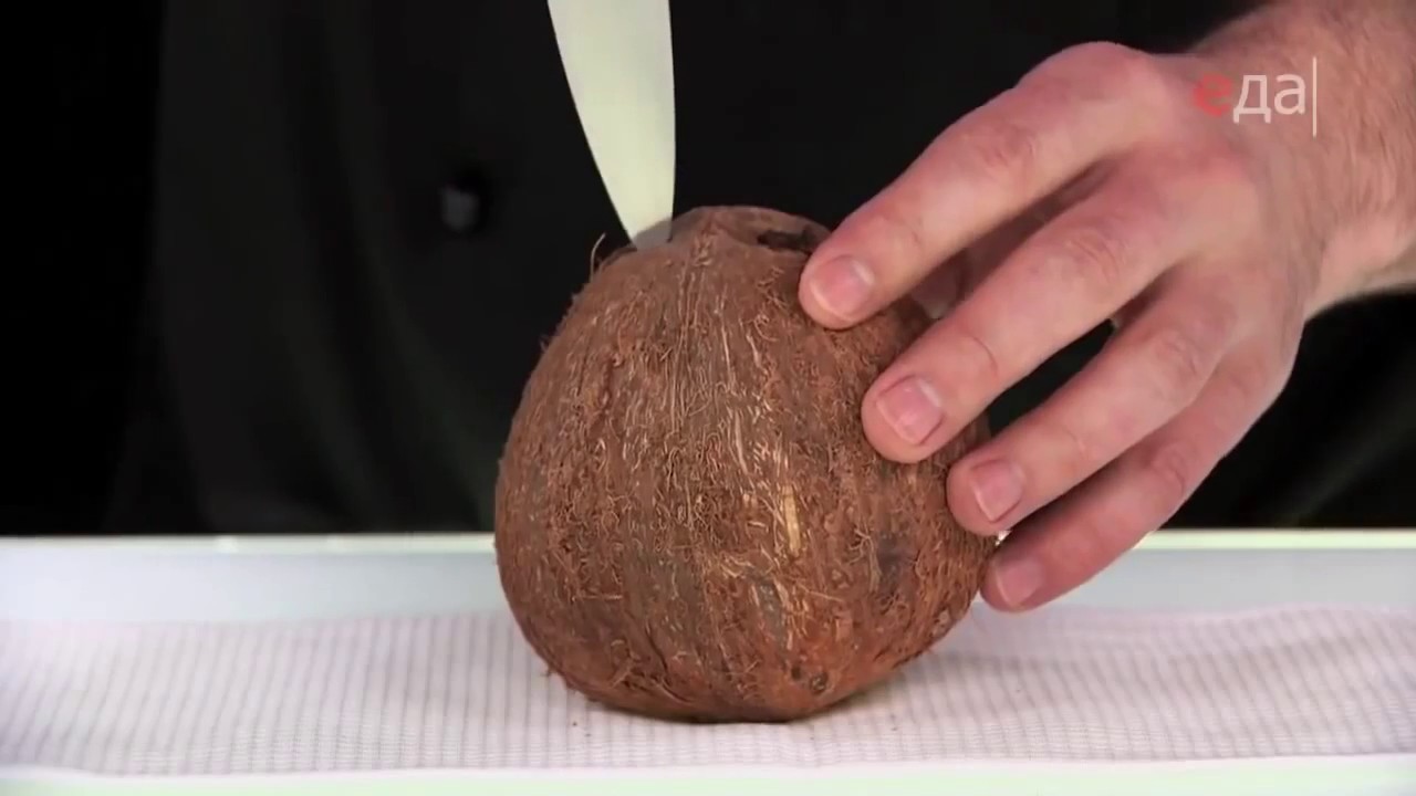 Как выбрать и почистить кокос от скорлупы и волосков в домашних условиях и достать мякоть Как хранить открытый кокос, кокосовое масло после вскрытия, молоко и стружку Можно ли кокос замораживать и сушить