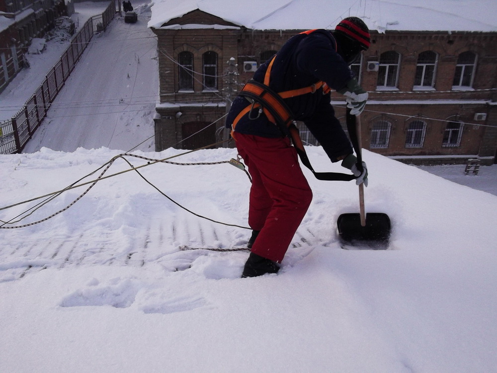 Как убрать снег с крыши частного дома - строительство и ремонт