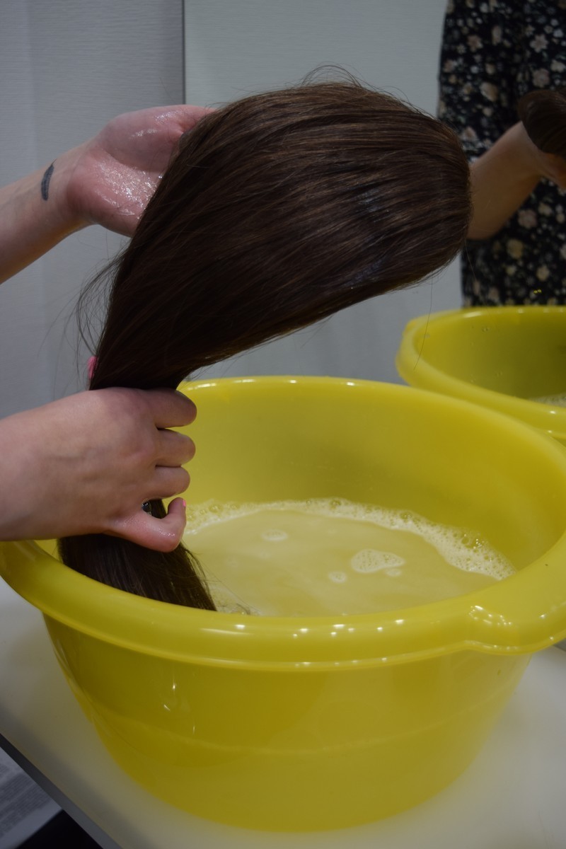 Как стирать парик из натуральных и искусственных волос в домашних условиях, как сушить и расчесывать после стирки?