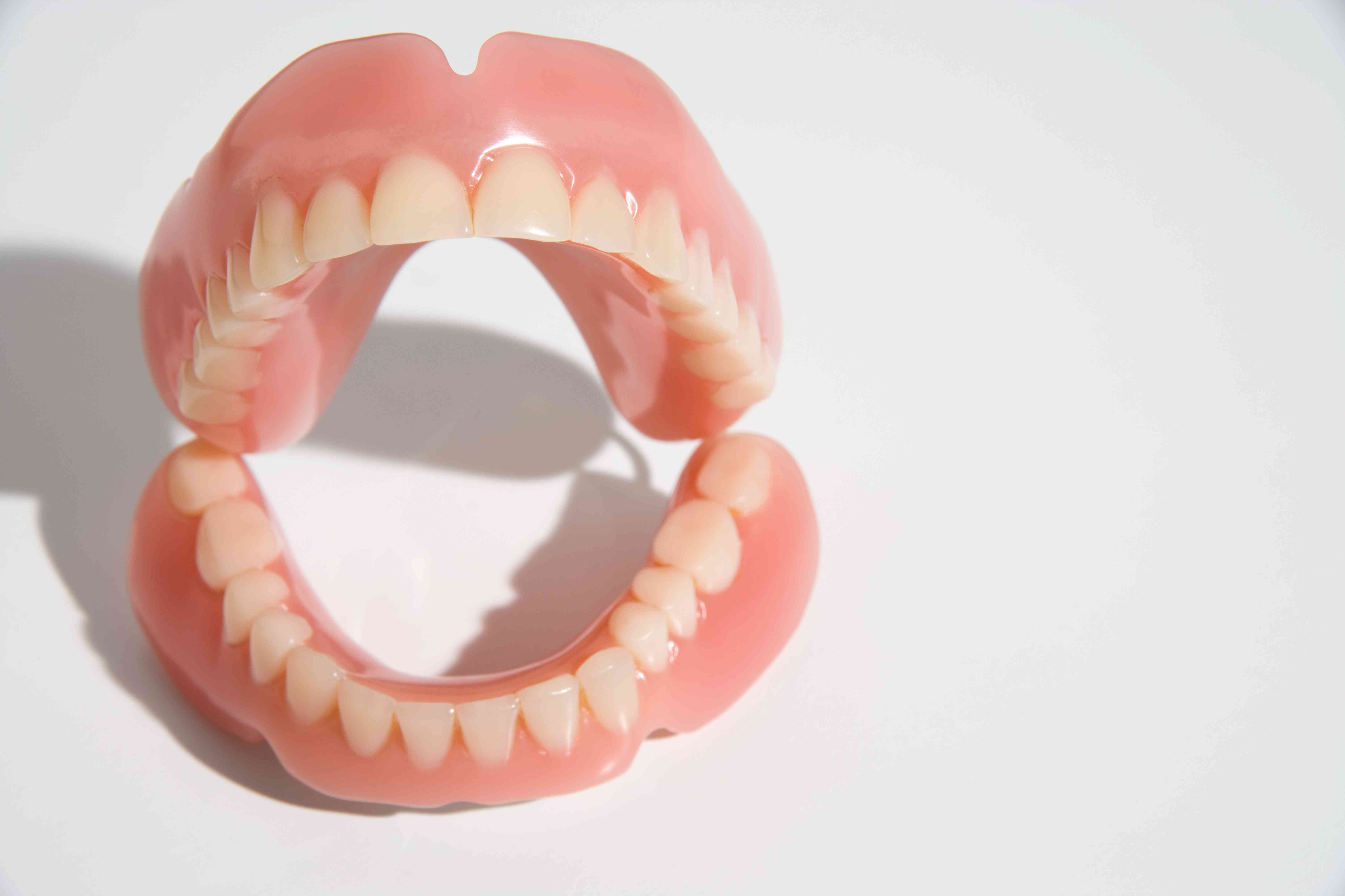 Учимся правильно хранить съёмные зубные протезы