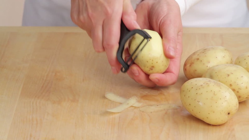Как чистить картошку ножом или овощечисткой правильно и быстро