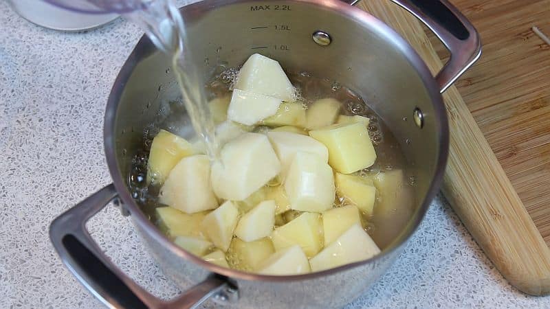 Картошку залило водой. Картофель очищенный. Картофель в кипящей воде. Картофель замочить. Очищенный картофель в воде.