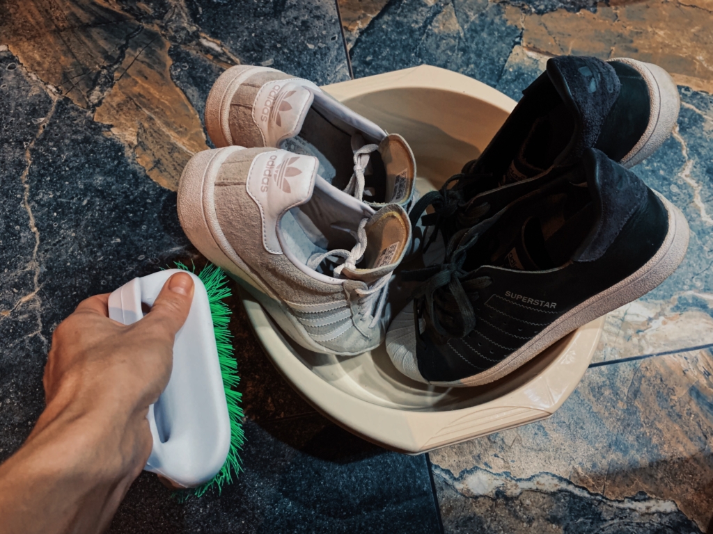 Как стирать замшевые кроссовки, чистим в домашних условиях