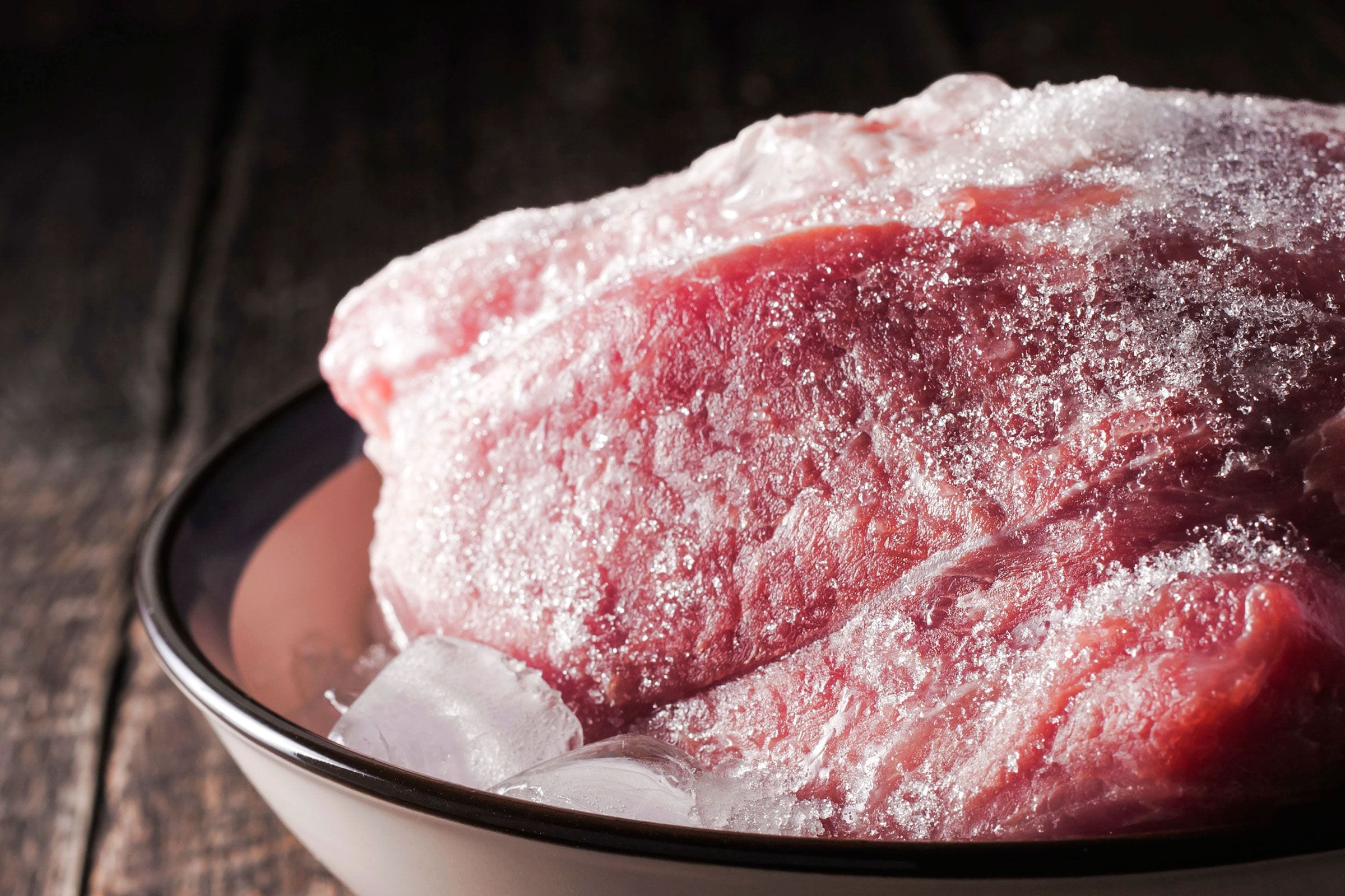 Как быстро и безопасно разморозить мясо в домашних условиях
