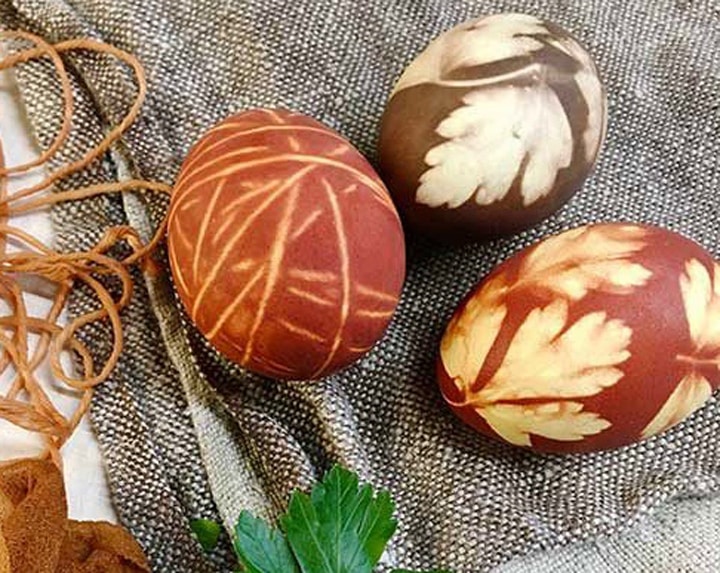Как покрасить яйца на пасху 2022 в луковой шелухе и зеленке: фото пошагово, чтобы не потрескались