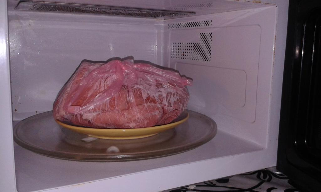Как разморозить мясо в домашних условиях быстро и правильно в микроволновке,горячей воде, духовке и прочими способами + фото и видео