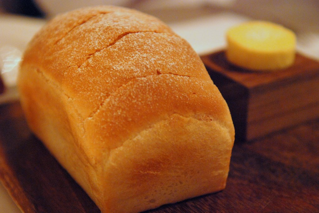 Как сделать черствый хлеб снова вкусным и мягким: 4 простых способа | simpleslim