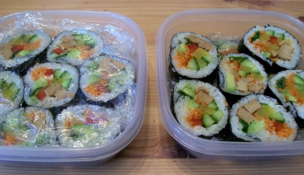 Сколько можно хранить суши и роллы в холодильнике, при какой температуре?
