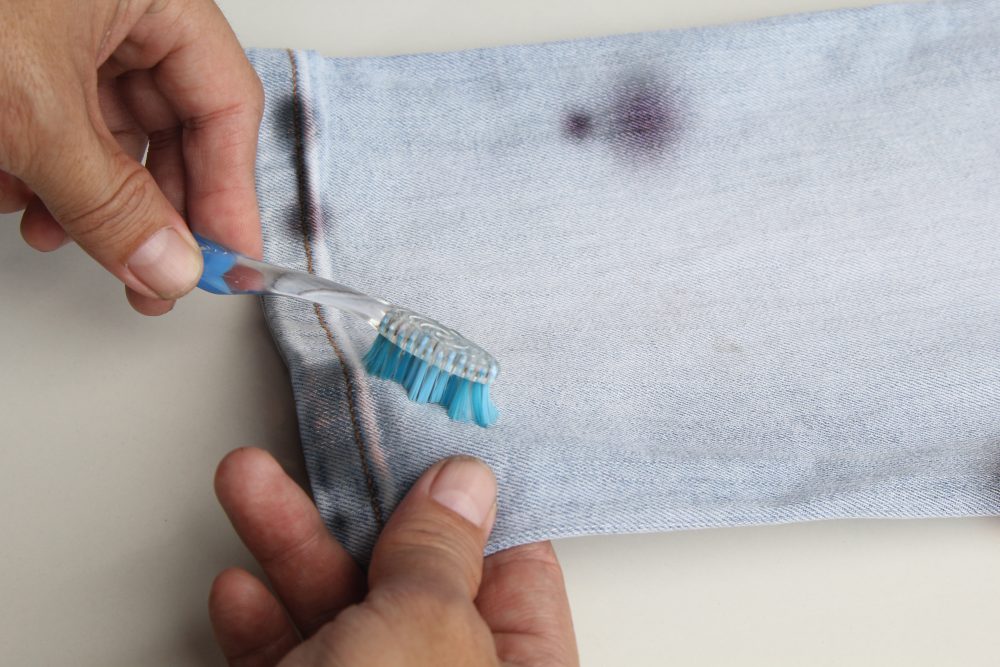 Чем оттереть краску от штанов: способы удаления пятен