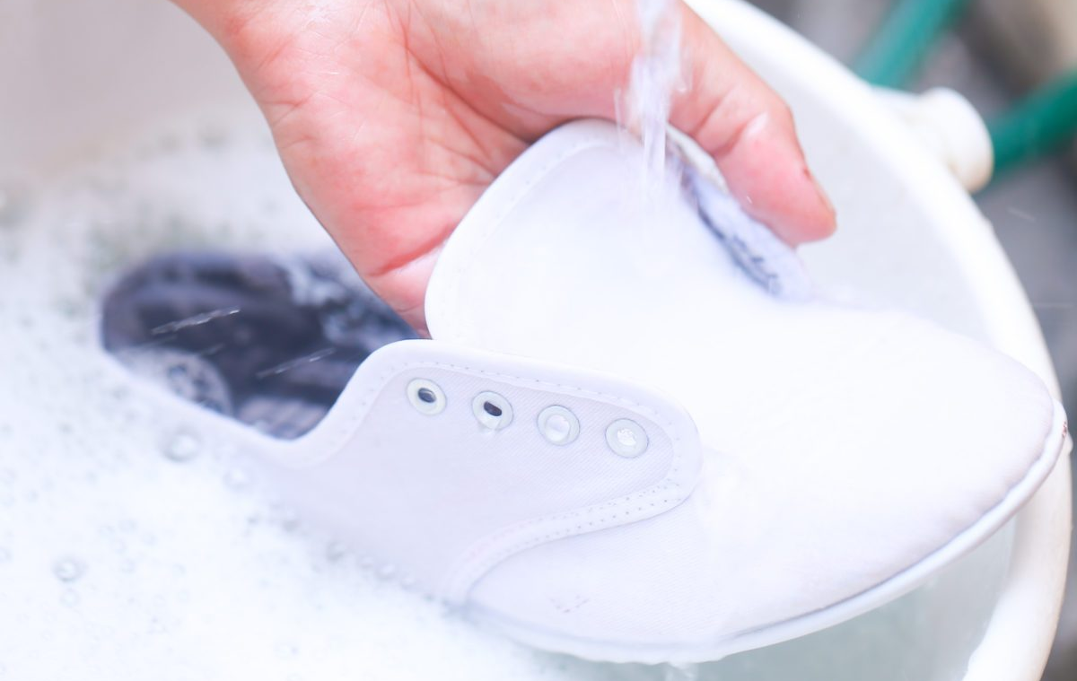 Как стирать кроссовки в стиральной машине и очистить вручную в домашних условиях